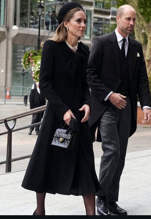 Foto/ Të gjithë sytë te Kate Middleton në varrimin e