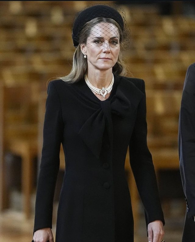 Foto/ Të gjithë sytë te Kate Middleton në varrimin e