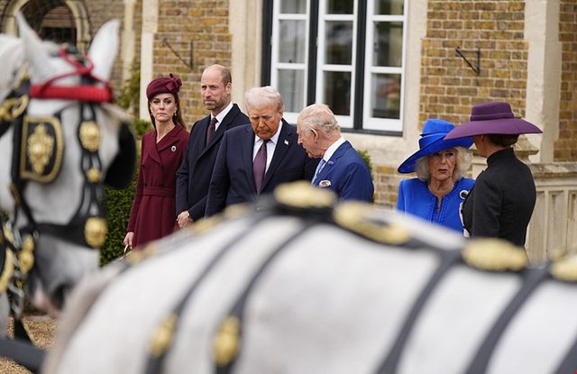 Mesazhi i fshehtë në kapelën e Melania Trump, në Britani