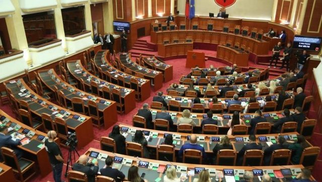 Prezantohet programi dhe kabineti qeveritar, Kuvendi në seancën