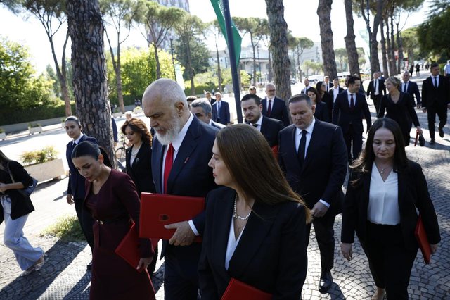 Foto/ Mbahet mbledhja e parë e qeverisë!