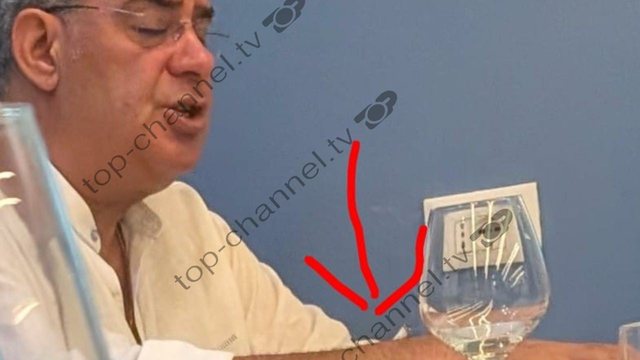 Shkarkohet zv/ministri i Brendshëm. Po pinte cigare në ambient të