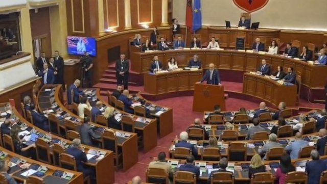 Pas kaosit në seancën e fundit, Peleshi mbledh Parlamentin të