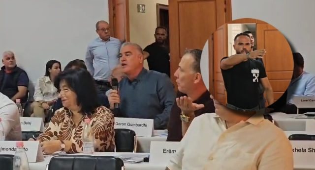 Vlonjati futet me forcë në mbledhjen e Këshillit Bashkiak: Jeni