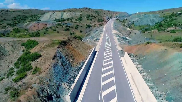 Inxhinieri: Si u pesëfishuan kostot për rrugën
