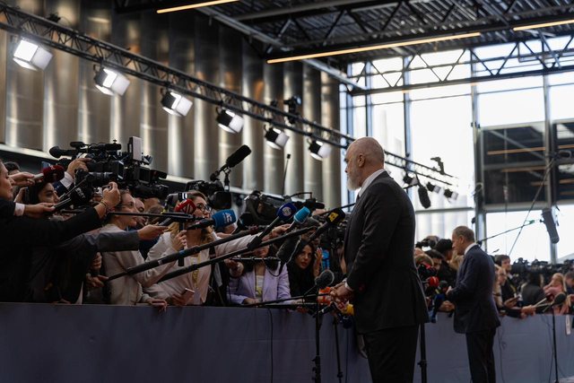 Diellën e kontrolloni ju? Replikat e Ramës me gazetaren në