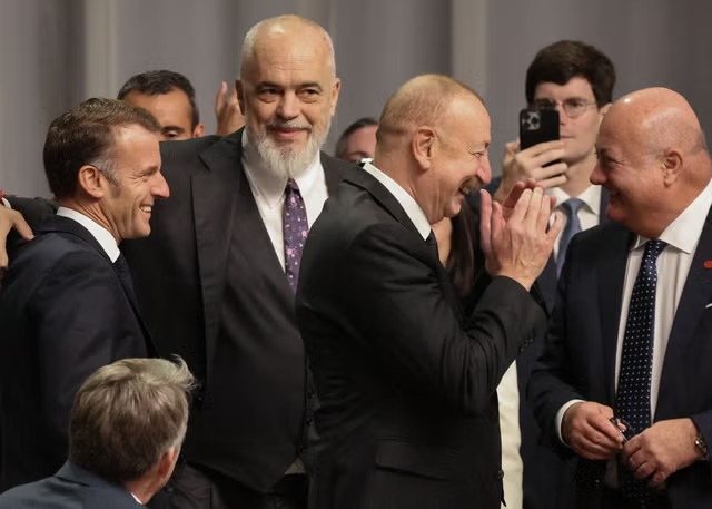 Rama reagon pasi batuta iu bë virale: Humor jo helm. Trump solli paqe, ku