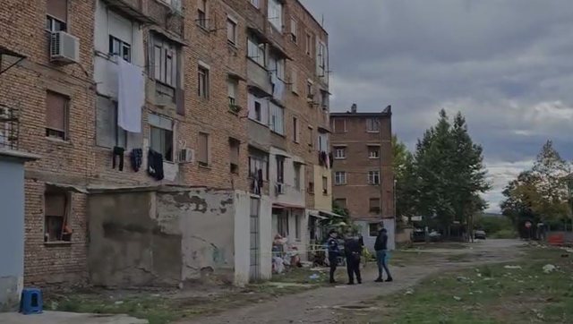 Çfarë po ndodh me të rinjtë? Hidhet nga pallati