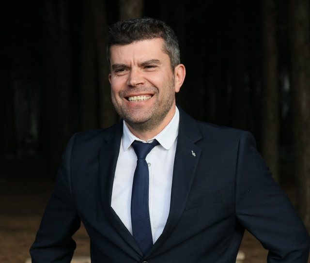 Ermal Hasimja shpall publikisht kandidaturën për Bashkinë e