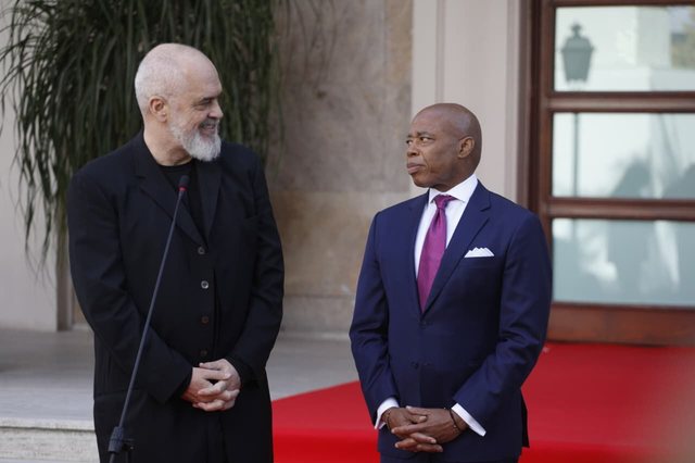 Kryeministri Edi Rama pret në Tiranë kryebashkiakun e New York-ut,