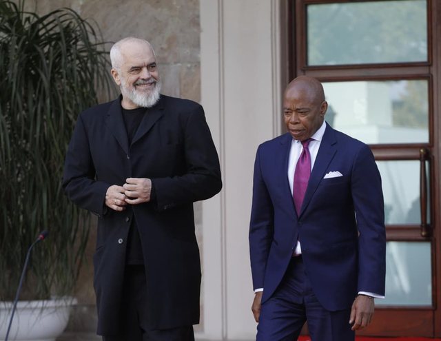Kryeministri Edi Rama pret në Tiranë kryebashkiakun e New York-ut,