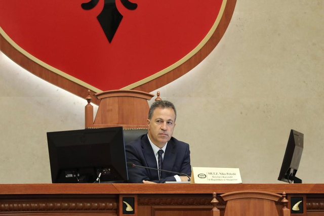 Debati për nderimin e ish-diktatorit, Peleshi kërkon ndjesë!