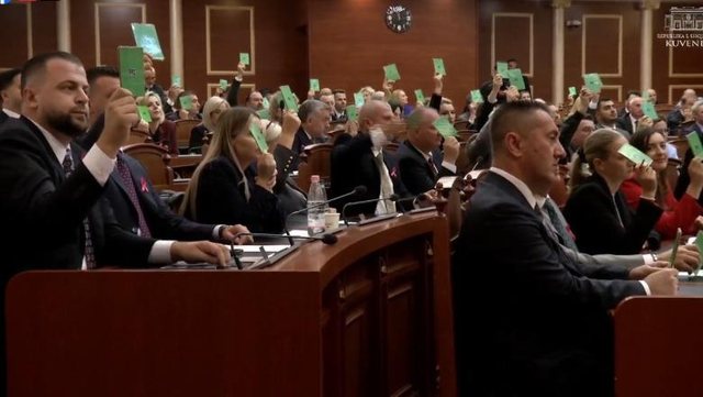 Mazhoranca voton 4 rezolutat e ditës, opozita protestë në Kuvend
