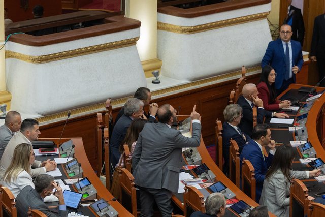 Fotot/ Çfarë nuk u pa nga seanca e sotme plenare!