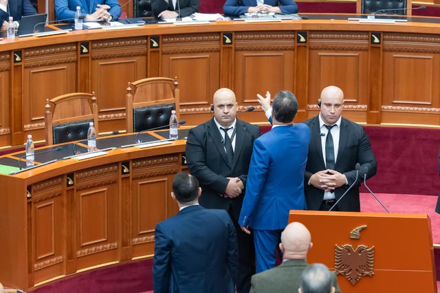 Fotot/ Çfarë nuk u pa nga seanca e sotme plenare!