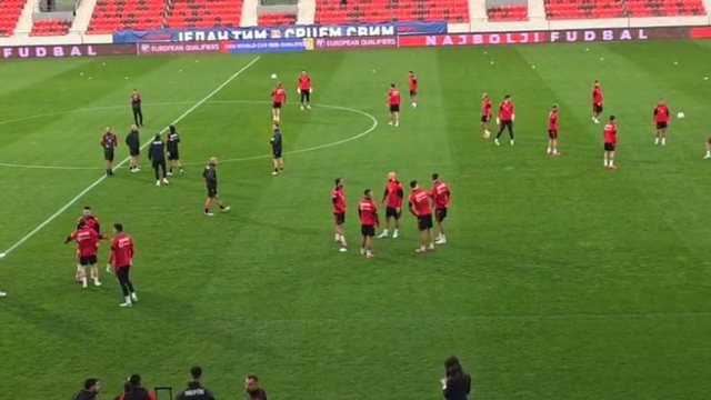 Kuqezinjtë mbërrijnë në Nish, ruhen me makina të