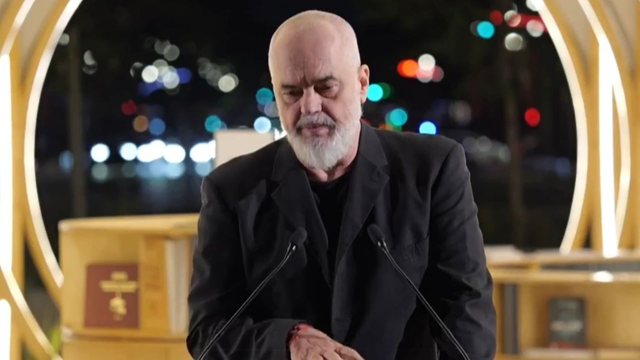 Hëna zbret në sheshin “Nënë Tereza”: Rama