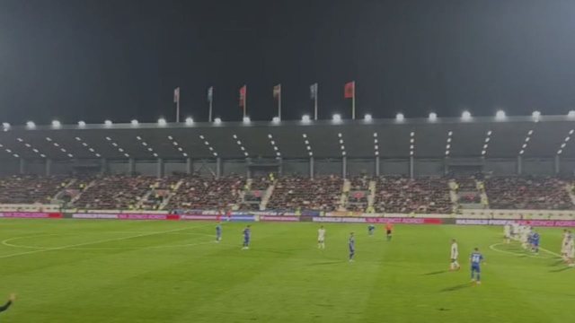 Tifozët serbë injorojnë apelin e UEFA-s dhe brohorasin