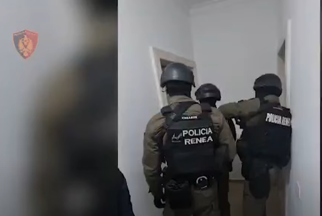 I shtrirë në tokë dhe me pranga në duar, momenti kur RENEA