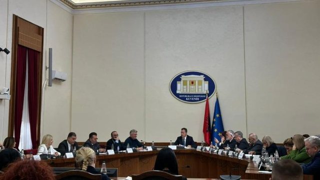 Bardhi debate me Peleshin:  Nëse s’e mbani dot karrigen e kryetarit,