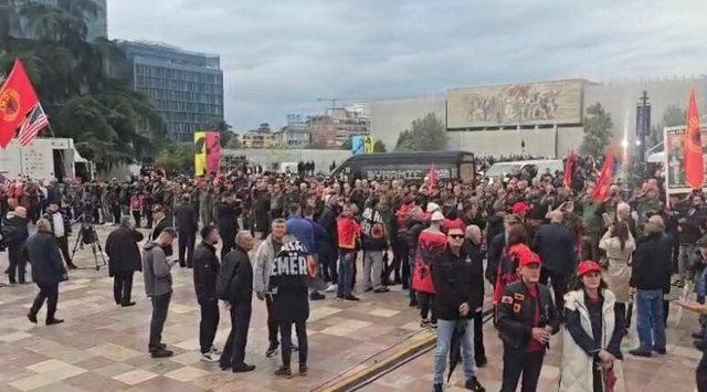“Unë jam UÇK” mbledh mijëra qytetarë në