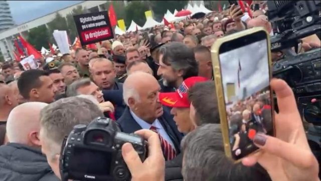 Ish-presidenti Alfred Moisiu mbërrin në shesh për protestën