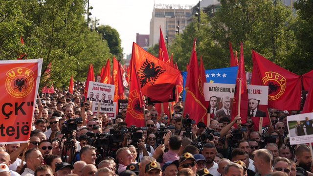 Protesta për ish-krerët e UÇK në Tiranë/ Kryeministri