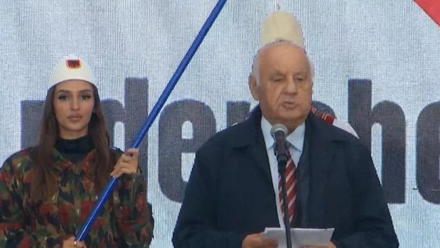Alfred Moisiu në shesh për UÇK-në: S’mund të