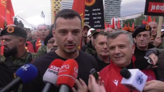 Djali i Hashim Thaçit nga protesta për UÇK në