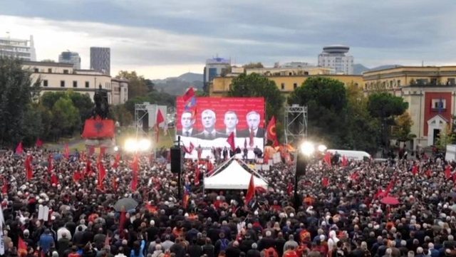 Mijëra shqiptarë protestuan në mbrojtje të
