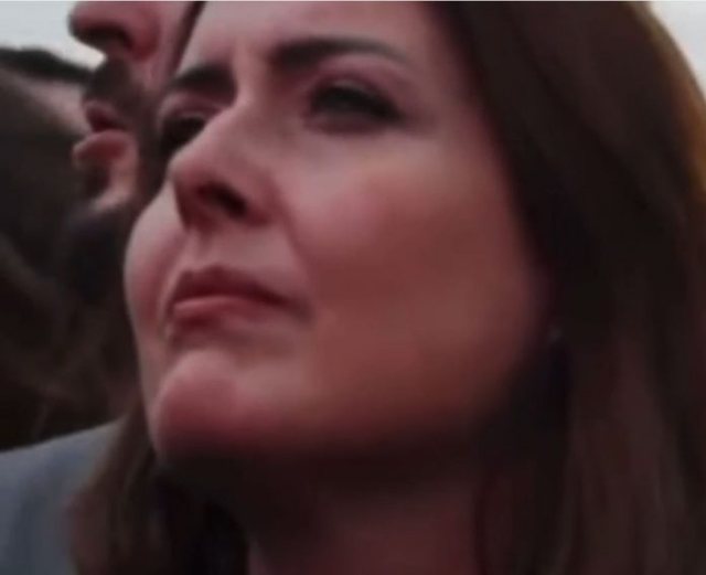 Video/ Kandidatja për Tiranën, Ogerta Manastirliu përlotet teksa