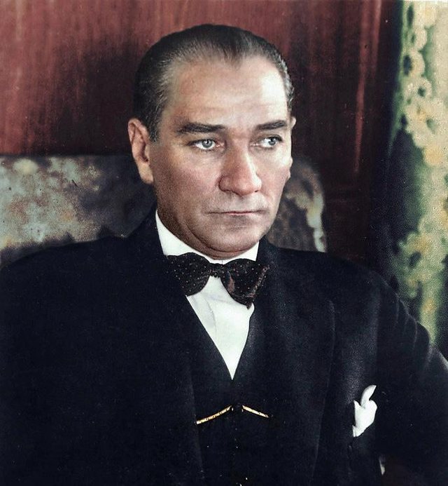 Historia e njeriut që ngriti vendin e tij nga balta!