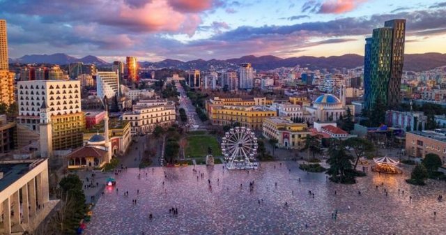 Gazeta Mirror: Tirana, destinacioni i preferuar i britanikëve për