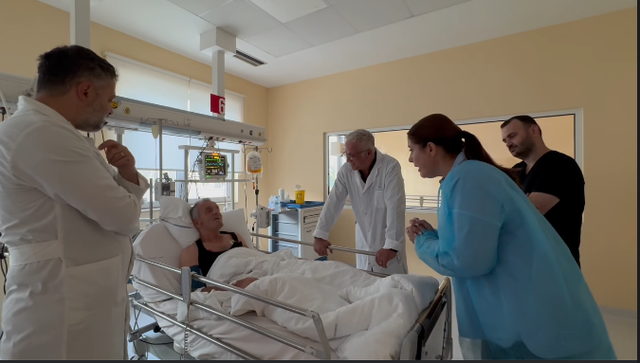 Manastirliu viziton legjendën e futbollit të Tiranës: Të