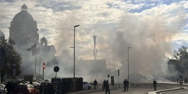 Video/ Zjarr dhe të shtëna me armë zjarri jashtë parlamentit