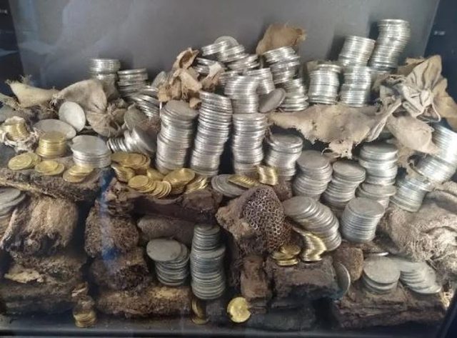 Francë/ Zhduken nga vitrina mijëra monedha ari e argjendi nga një
