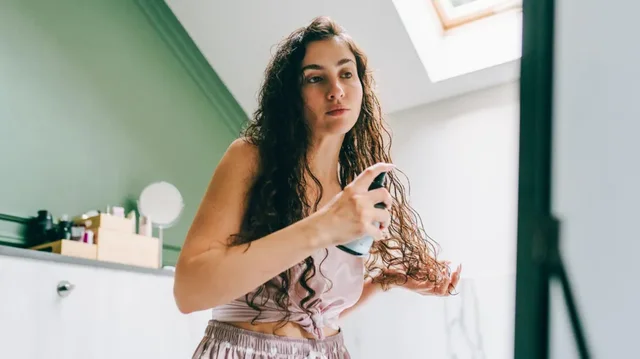 A mund ta riparojë shampoja flokët? Katër mite për kujdesin