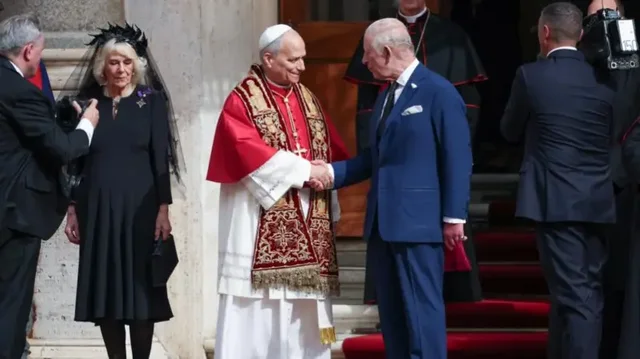 Moment historik pas 500 vitesh. Mbreti Charles lutet me Papën Leo