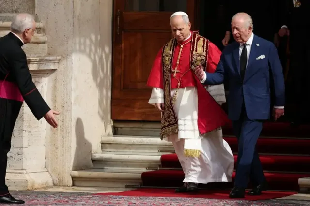 Moment historik pas 500 vitesh. Mbreti Charles lutet me Papën Leo