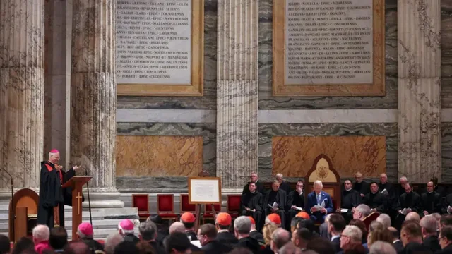 Moment historik pas 500 vitesh. Mbreti Charles lutet me Papën Leo
