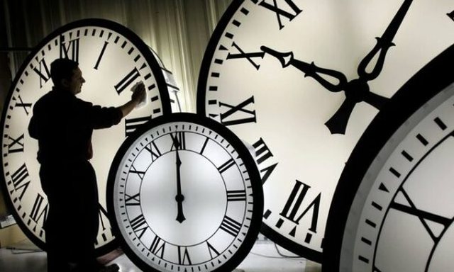 Rikthehet ora diellore! Në 03:00, akrepat shkuan 60 minuta pas