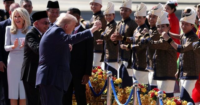Video/ Trump bëhet viral me kërcimin e veçantë, u