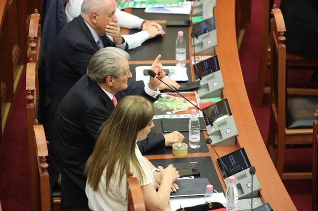 Berisha sulmon Dumanin në Kuvend: Keni bërë kompromis me