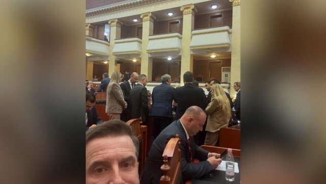 Braçe ironizon opozitën: 2 orë e 40 minuta shkuan kot!