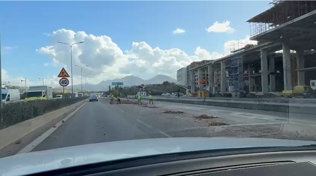 Kaos në Unazën e Madhe të Tiranës: Kamionit i hapet