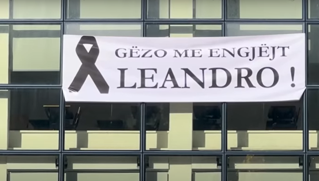 Ditë zie në gjimnazin Ali Demi! Nxënësit i japin