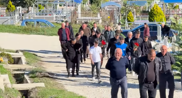 Ditë zie në gjimnazin Ali Demi! Nxënësit i japin