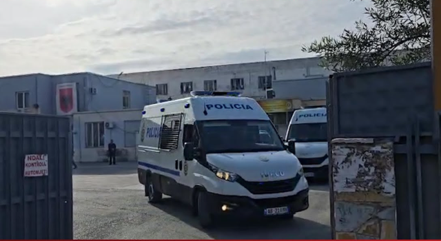 Veliaj lë qelinë dhe niset drejt Tiranës! Seanca në