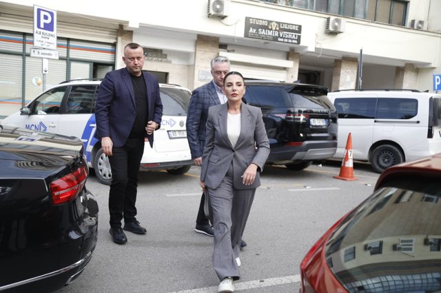 A do ta jepni dorëheqjen? Balluku asnjë koment para gazetarëve!