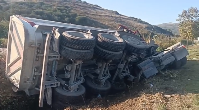 Aksident në Lushnje-Berat, mjeti i tonazhit të rëndë